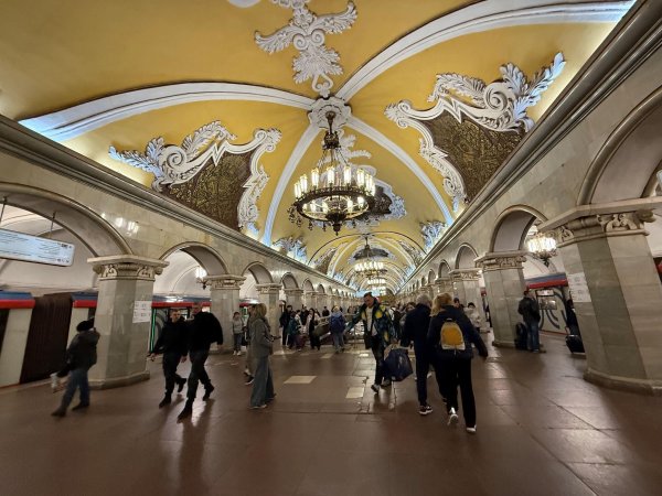 Moskaus Metro feiert in diesem Jahr ihr 90-jähriges Bestehen - die Station Komsomolskaja ist besonders prachtvoll. - © Ulf Mauder/dpa