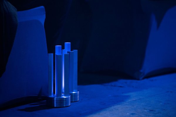 Zwei der begehrten Trophäen beim Deutschen Computerspielpreis. (Archivbild) - © Hannes P Albert/dpa