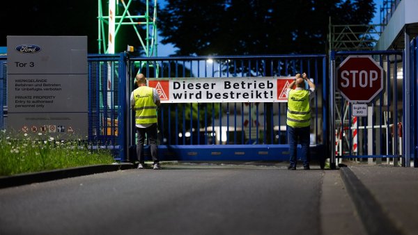 Es ist nicht zu übersehen: Die Kölner Ford-Werke werden bestreikt. - © Rolf Vennenbernd/dpa