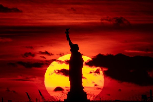 Sonnenuntergang hinter der Freiheitsstatue. (Archivbild) - © Julia Nikhinson/AP/dpa