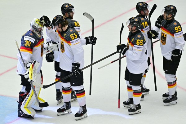 NHL-Torhüter Philipp Grubauer (l) ärgert sich sehr über das Eis in der Messehalle von Herning. - © Vít Simanek/CTK/dpa