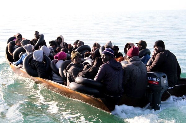 Die Zusammenarbeit der EU mit Transitländern wie Tunesien macht es Migranten zunehmend schwerer, illegal in die EU zu kommen. (Archivbild) - © AP/dpa