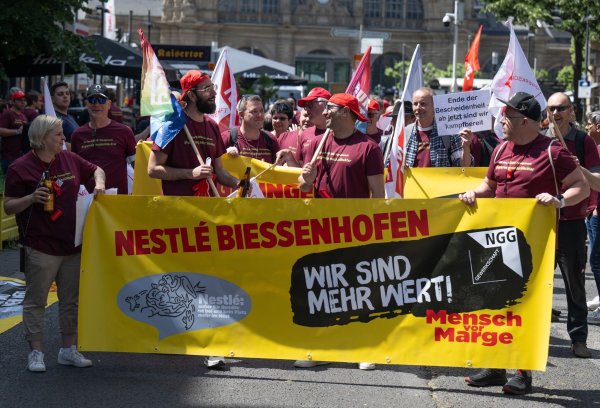 Nestlé-Beschäftigte kämpfen um ihre Jobs. - © Boris Roessler/dpa