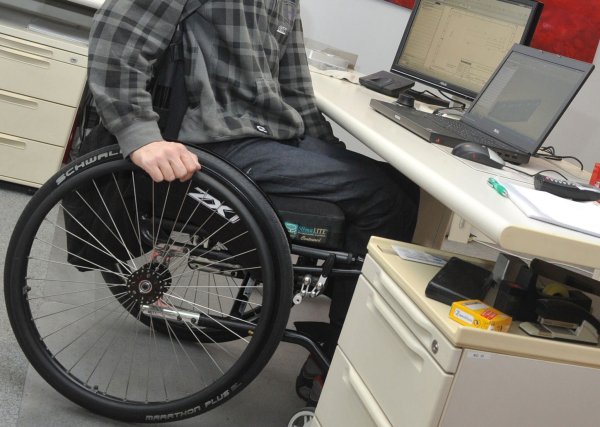 Schwerbehinderte Arbeitnehmer seien im Durchschnitt besser ausgebildet als die Gesamtheit der Arbeitnehmerschaft, sagt ein Experte. (Archivbild). - © Stefan Puchner/dpa