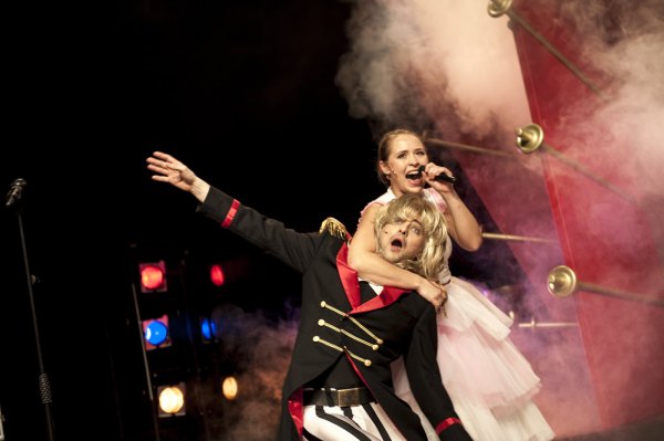 Wildes Frauenzimmer: Auch mit Diener (Robert Will) im Würgegriff macht Dornröschen (Wenja Imlau) als Rockröhre bei der Premiere des Weihnachtsmärchens in Gütersloh eine gute Figur. - © Landestheater/Björn Klein