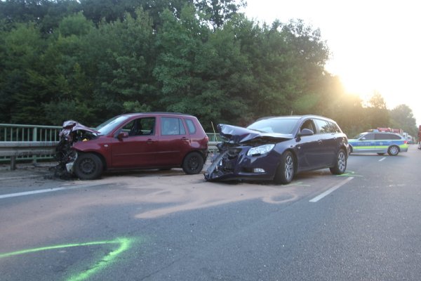 Nur noch schrott: Die beiden Autos stehen auf der Wülferaner Brücke und sind nach dem Aufprall nicht mehr fahrbereit. - © Daniel Hobein