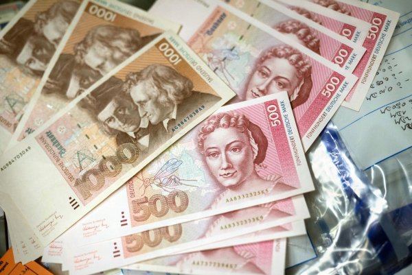 D-Mark-Scheine - © Foto: Boris Roessler/dpa/dpa-tmn