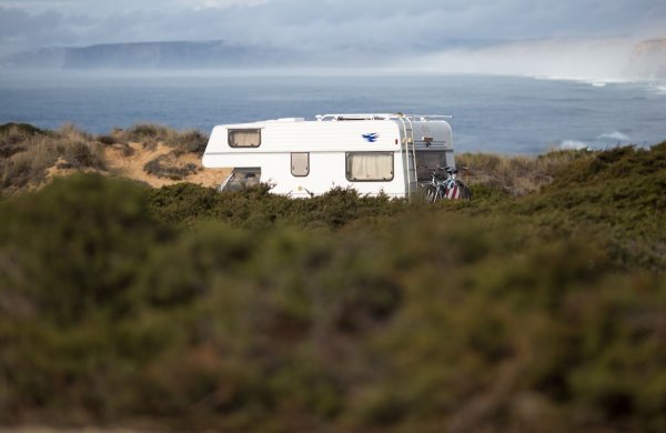 Wohnmobil in Strandnähe - © Foto: Florian Schuh/dpa-tmn