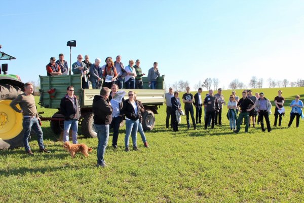 Bei einer Ortsbegehung im März hatte Landwirt Axel Kroos (vorne) Bürger über den dritten Teilabschnitt des geplanten Ausbaus der B239n informiert. Mit einer Resolution an den Bund wollen die Grünen einen Planungsstopp erreichen. - © Heidi Stork