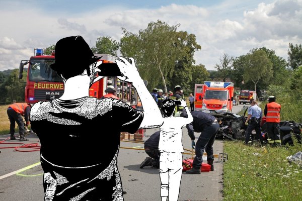 Brutale Wirklichkeit: Rettungskräfte und Polizei erleben immer öfter, dass an Einsatzstellen nicht geholfen, sondern fotografiert und gefilmt wird. Das Symbolfoto zeigt nicht den Unfall auf der B1, bei dem zwei Menschen ihr Leben verloren haben. - © Bernhard Preuß