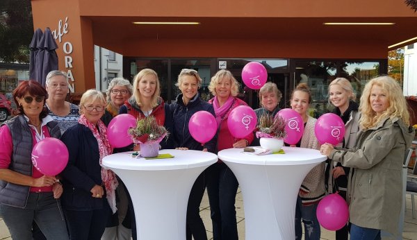 Politische Frauen: (von links) Ursula Niemeier (SPD), Kornelia Siebert (Gemeindeverwaltung), Barbara Lehne (SPD), Birgit Kampmann (Grüne), Peggy Balke (Verwaltung), Meike Kastner (SPD), Elke Hokamp (Verwaltung), Birgitt Psiorz, Meret John und Jacqueline Tockaja (Felix-Fechenbach-Gesamtschule im Bildungsausschuss) sowie die Gleichstellungsbeauftragte Cordula Wiemer engagieren sich für mehr Frauen in der Politik. - © Thomas Dohna
