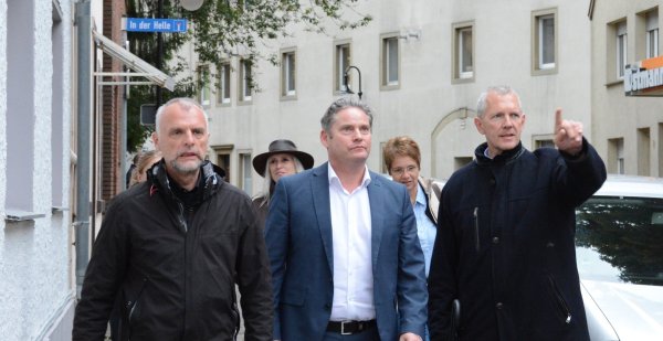 MdB Stefan Zierke mit Stadtteilmanager Thorsten Försterling (links) und Bürgermeister Stefan Rother (rechts). - © Tanja Watermann