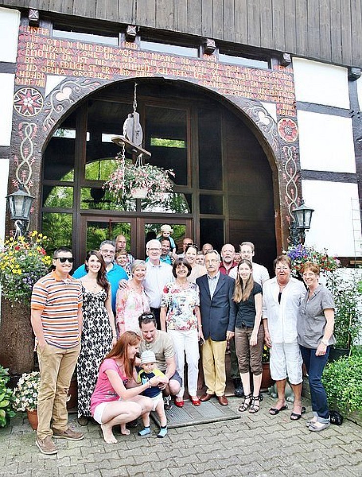 Julian Juergensmeyer (Mitte, weißes Hemd) aus den USA fühlt sich im Kreis seinen deutschen Verwandten und Freunde sichtlich wohl. Das Foto zeigt links neben ihm Helga Begemann und Herbert Jürgensmeier (Sechster von rechts). - © Foto: Angermüller