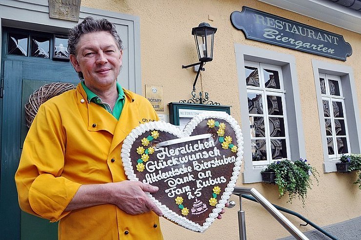 Zum Jubiläum hat Christoph Kubus auch ein großes Lebkuchenherz mit Schriftzug geschenkt bekommen. - © Foto: Prignitz