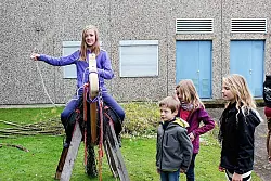 Deborah versucht dies vom Rücken des Holzpferdes aus und wird aufmerksam beobachtet. - © Foto: Sölter