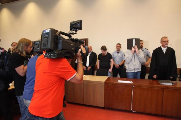 Nur wenige Minuten dauert es am Donnerstagmorgen, bis das Urteil gesprochen ist: Zwölf Jahre Haft für den Steinheimer Mario S. und 13 Jahre Haft für Andreas V. verhängt die Kammer. Beide sollen anschließend in Sicherungsverwahrung untergebracht werden. - © Bernhard Preuß