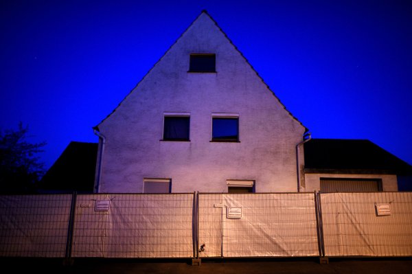 Das damalige Wohnhaus des beschuldigten Ehepaares in Höxter-Bosseborn. - © Jonas Güttler/dpa