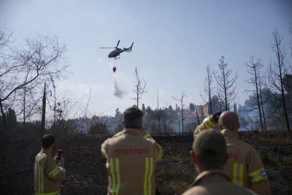 Brandbekämpfung bei Jerusalem. - © Ohad Zwigenberg/AP/dpa
