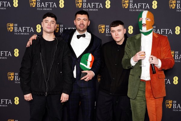 Die nun ins Visier von Ermittlungen geratene Band Kneecap wurde gemeinsam mit Regisseur und Autor Rich Peppiatt (Zweiter von links) bei den Bafta-Awards für einen gemeinsamen Film ausgezeichnet. - © Ian West/PA Wire/dpa