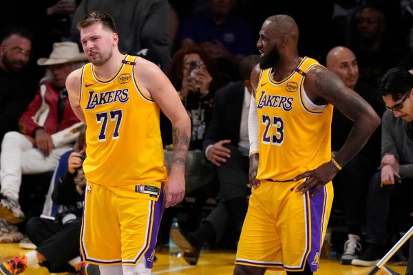 Doncic (l.) und James bekamen gegen die Timberwolves zu wenig Hilfe ihrer Mitspieler. - © Mark J. Terrill/AP/dpa