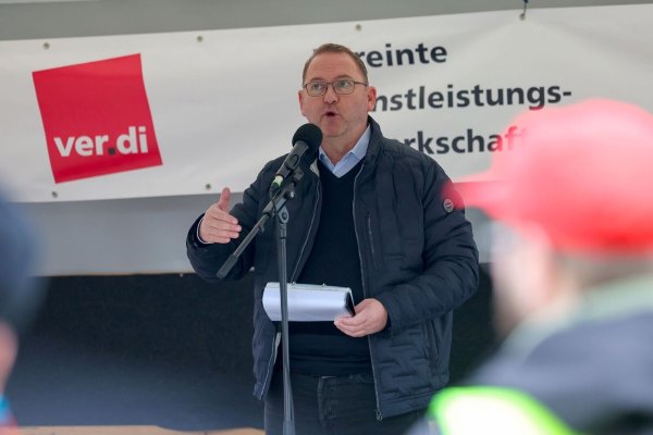 «Die Belastung wird unerträglich», sagt Verdi-Chef Werneke. (Archivbild) - © Jörg Halisch/dpa