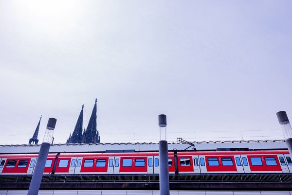 Schwere Zeit für Pendler: Am Kölner Hbf fährt kaum ein Zug - © Rolf Vennenbernd/dpa