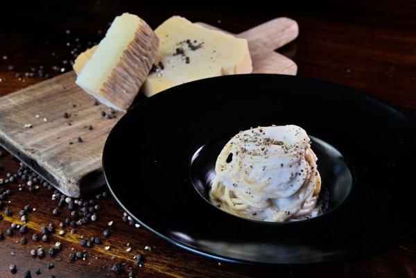Die größte Hürde bei der Zubereitung des Pastagerichts Cacio e Pepe ist das Verklumpen des Käses. Ein Forschungsteam hat nun eine Methode entwickelt, um das zu verhindern. - © Simone Frau/American Institute of Physics/dpa