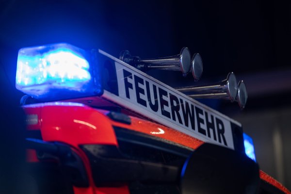 Die Einsatzkräfte der Feuerwehr weckten den Mann, der leicht verletzt wurde.(Symbolbild) - © Marijan Murat/dpa