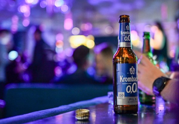 Alkoholfreies Bier liegt ohnehin im Trend, Partys ohne Alkohol passen dazu. (Symbolbild) - © Jens Kalaene/dpa