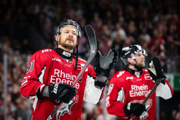 Bei Haie-Kapitän Moritz Müller ist nach dem verlorenen DEL-Finale vieles unklar - © Marius Becker/dpa