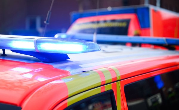 Auto und Kleinbus stießen an einer Kreuzung zusammen - der Rettungsdienst kümmerte sich um die Verletzten. (Symbolbild) - © Julian Stratenschulte/dpa