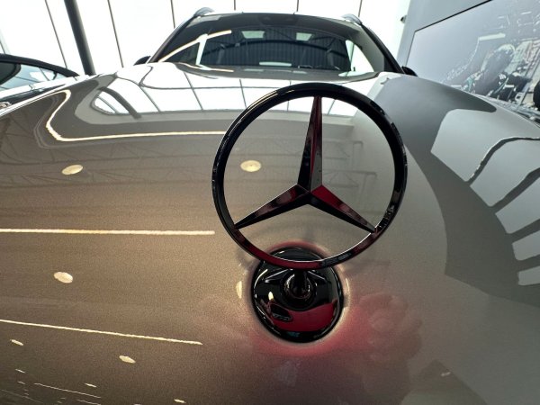 Autos von Mercedes-Benz kommen bei wohlhabenden US-Kunden gut an. (Archivbild) - © David Zalubowski/AP/dpa