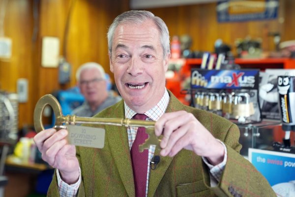 Der Brexit-Vorkämpfer und Chef der rechtspopulistischen Partei Reform UK, Nigel Farage, träumt bereits vom Schlüssel zum Regierungssitz 10 Downing Street. (Archivbild) - © Joe Giddens/PA Wire/dpa