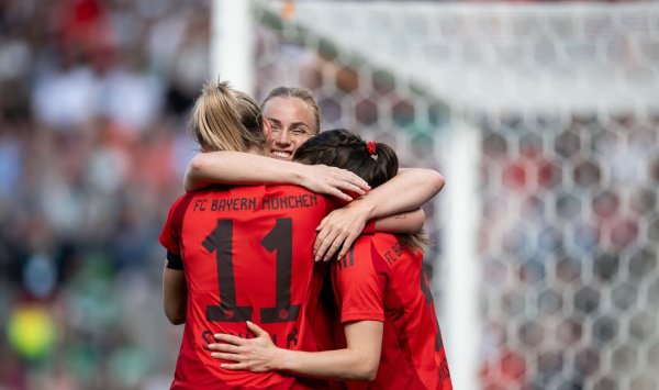 Die Bayern um Lea Schüller, Pernille Harder und Tuva Hansen (von links) bejubeln den Titel. - © Fabian Strauch/dpa
