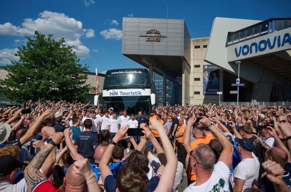 Bochums Spieler stehen vor dem Auswärtsspiel in Heidenheim vor dem Teambus, nachdem sie durch ein Spalier von Fans gefahren waren. - © Bernd Thissen/dpa