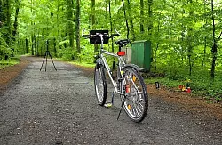 Mit diesem Rad fuhr ein Ermittler gegen eine zwischen B&auml;umen gespannte Angelschnur. Die Kamera zeichnete auf. - &copy; FOTO: DONATH