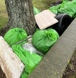 Nach Beendigung der Müllsammelaktion holt der Bauhof die Müllsäcke ab. - © Stadt Bad Salzuflen