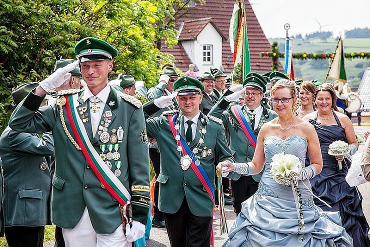 Großer Festumzug: Oberst Bernhard Kölling und die Majestäten Andreas und Sonja Hoffinger (von links) nahmen am Sonntag die Parade ab. - © Foto: Gocke