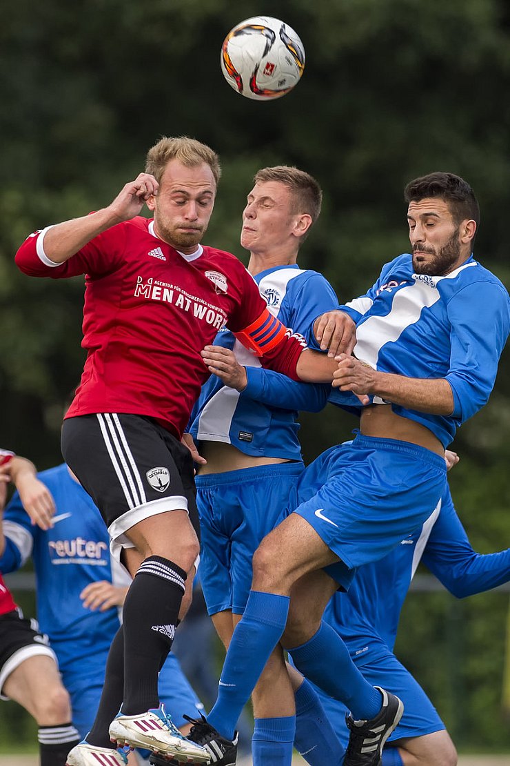 Mit gutem Beispiel voran - Nicht nur das 0:1 erzielte der Post-Kapitän. Auch in punkto Einsatz überzeugte der agile Stratege, der hier gegen mehrere Jerxer Abwehrspieler ein Kopfballduell gewinnt. - © Egon Penner