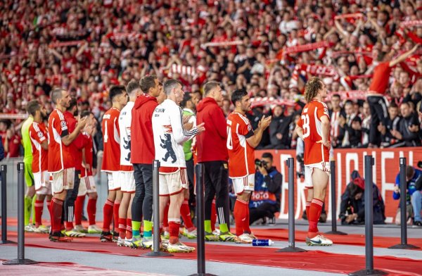 Die Spieler von Union Berlin wurden nach der Niederlage von ihren Fans gefeiert. - © Andreas Gora/dpa