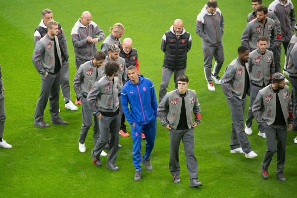 Mann in Blau: Milan-Profi Malick Thiaw (M) bei der Platzbegehung in Dortmund. - © Bernd Thissen/dpa