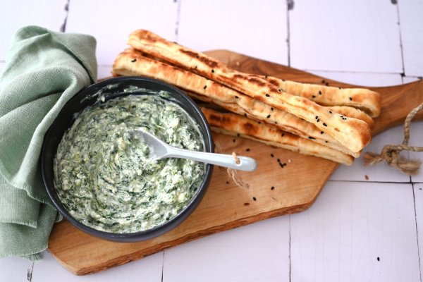 Dieser Dip punktet mit cremigem Feta-Joghurt und reichlich Grün: Spinat, Dill und Frühlingszwiebeln sorgen für Biss und Würze. - © Julia Uehren/loeffelgenuss.de/dpa-tmn