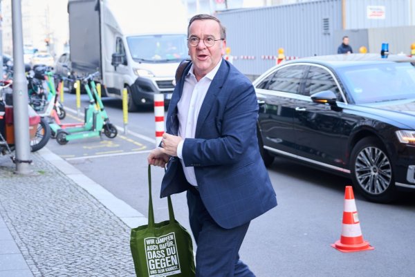 Verteidigungsminister Boris Pistorius (SPD) kommt zur Fortsetzung der Koalitionsverhandlungen mit der Union in die bayerische Landesvertretung. - © Annette Riedl/dpa