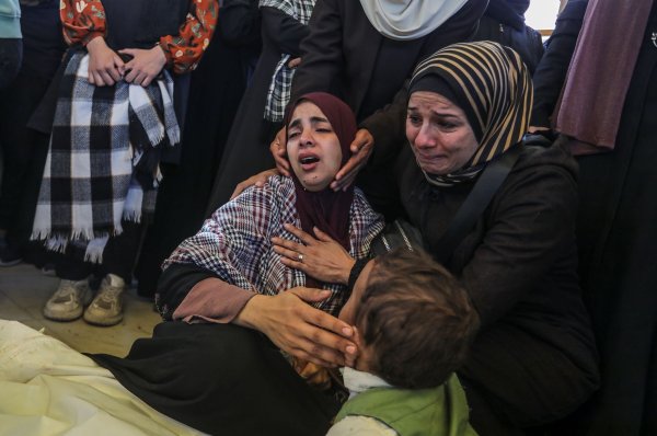 Frauen im Gazastreifen trauern um getötete Angehörige. - © Abed Rahim Khatib/dpa