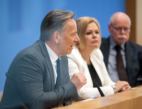 «Es scheint wirklich eine bestimmte Altersgruppe besonders zu betreffen», sagt BKA-Chef Holger Münch mit Blick auf junge Täter. - © Soeren Stache/dpa