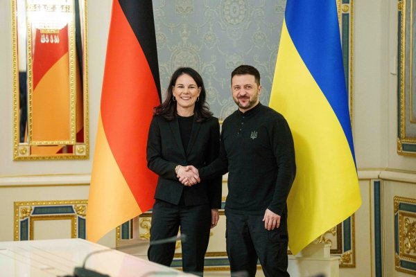 Der ukrainische Präsident Wolodymyr Selenskyj empfängt die deutsche Außenministerin Annalena Baerbock in Kiew. - © Evgeniy Maloletka/AP/dpa