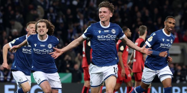 Leistung lohnt sich: Die Bielefelder um Torschütze Maximilian Großer verdienen im DFB-Pokal Millionen. - © Friso Gentsch/dpa