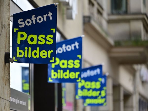 Ab Mai sollten von der Passbehörde eigentlich nur noch digitale Fotos akzeptiert werden, die entweder direkt in der Behörde angefertigt oder durch auf einem festgelegten, sicheren Übermittlungsweg von einem Fotostudio dorthin gesendet werden. (Archivfoto) - © Martin Schutt/dpa