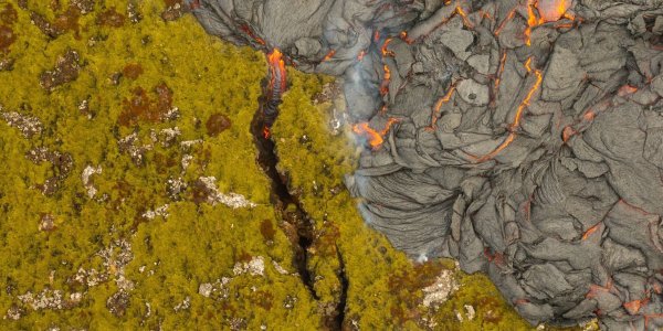 Lava trifft Mooslandschaft: Island erlebt einen erneuten Vulkanausbruch. - © Marco di Marco/AP/dpa
