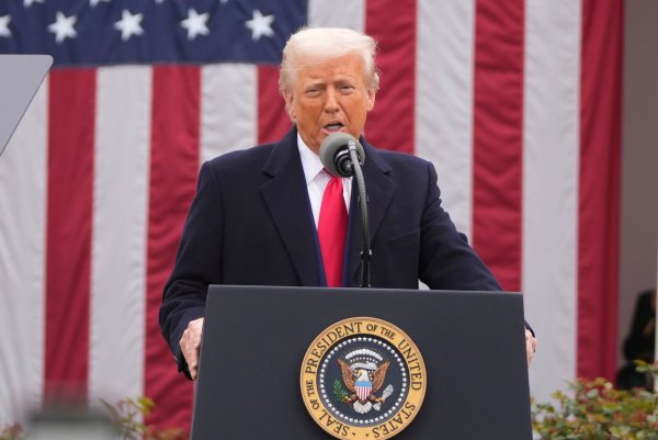 Trump macht seine Drohung war. - © Mark Schiefelbein/AP/dpa